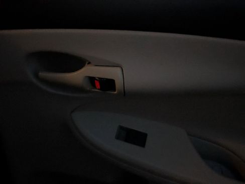 Used 2012 Toyota Corolla L image 25