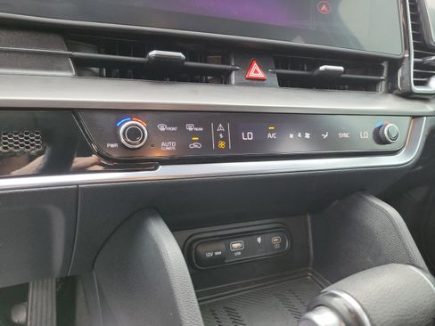 Used 2025 Kia Sportage EX FWD image 13