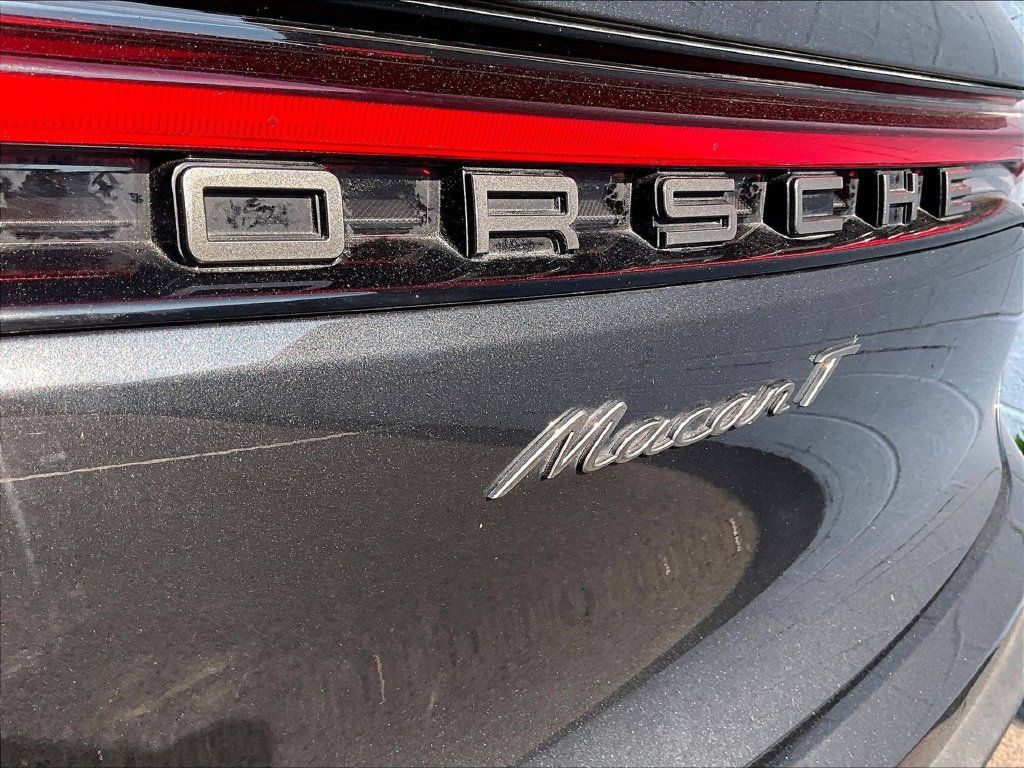 Certified 2023 Porsche Macan Turbo AWD/4WD image 33