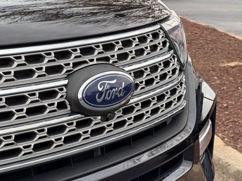 Certified 2022 Ford Explorer Limited w/ Limited Technology Package image 7