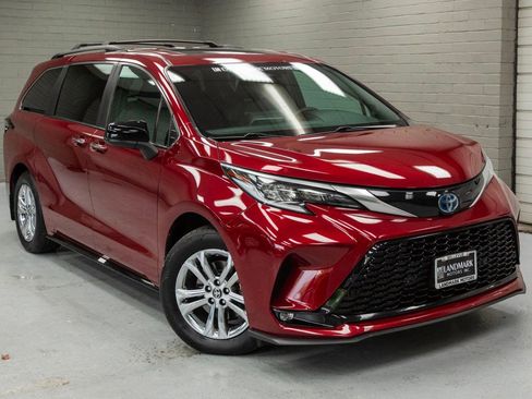 Used 2022 Toyota Sienna XSE w/ XSE Plus Package AWD/4WD image 6