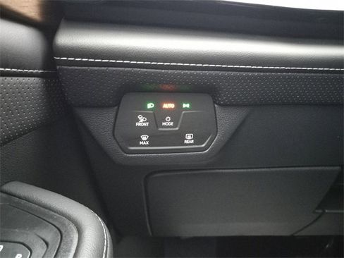 Used 2025 Volkswagen Atlas SE image 25