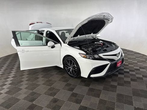 Used 2022 Toyota Camry SE FWD image 12