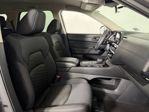 Used 2025 Nissan Pathfinder SV FWD image 33