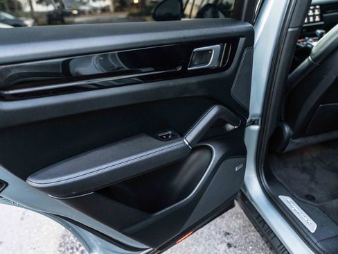 Used 2020 Porsche Cayenne AWD/4WD image 32