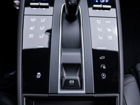 Certified 2026 Porsche Macan AWD/4WD image 28