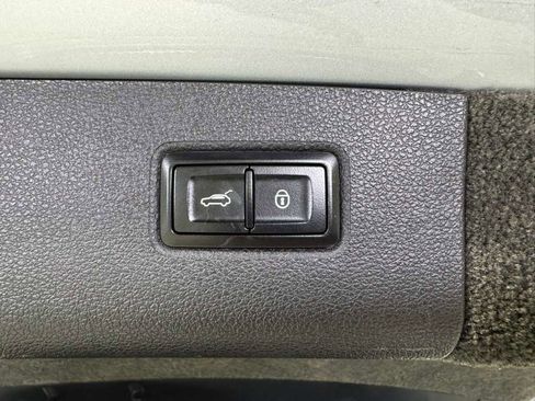 Used 2018 Bentley Bentayga image 44