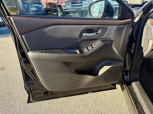 Used 2023 Nissan Rogue SV image 12