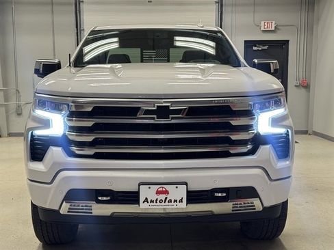 Used 2025 Chevrolet Silverado 1500 High Country w/ Technology Package AWD/4WD image 2