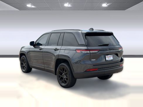 Used 2025 Jeep Grand Cherokee Altitude RWD image 3
