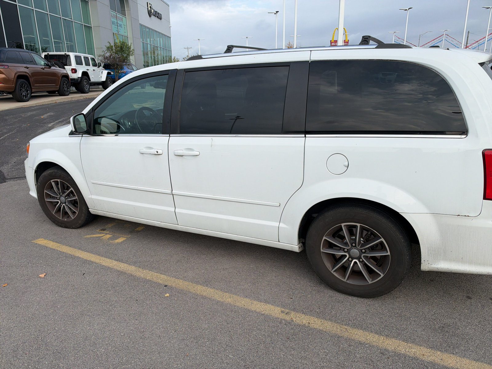 Used 2017 Dodge Grand Caravan SXT FWD image 2