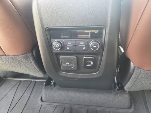 Used 2018 Buick Enclave Avenir FWD image 19