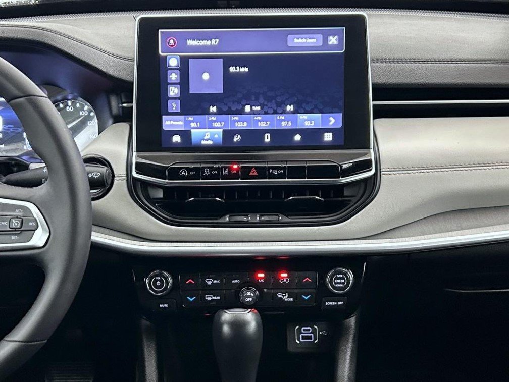 Certified 2025 Jeep Compass Limited AWD/4WD image 12