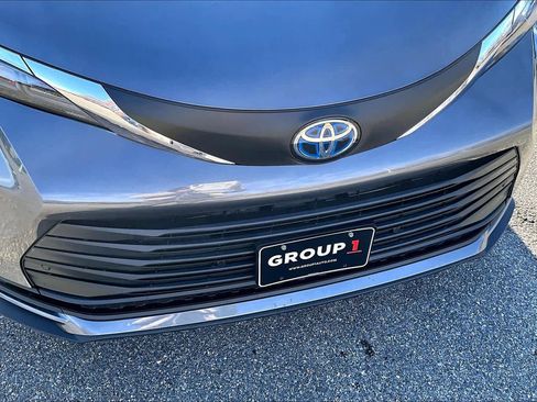 Used 2025 Toyota Sienna XLE image 30