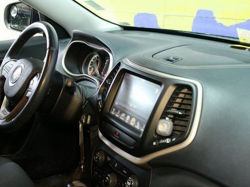 Used 2016 Jeep Cherokee Latitude w/ Cold Weather Group image 10