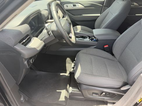 Used 2025 Ford Explorer Active RWD image 24