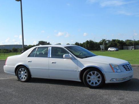 Used 2009 Cadillac DTS image 2