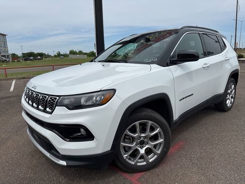 Used 2025 Jeep Compass Limited AWD/4WD image 2