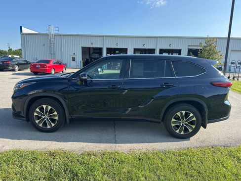 Used 2020 Toyota Highlander XLE AWD/4WD image 11