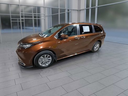 Certified 2023 Toyota Sienna XLE w/ XLE Plus Package image 4