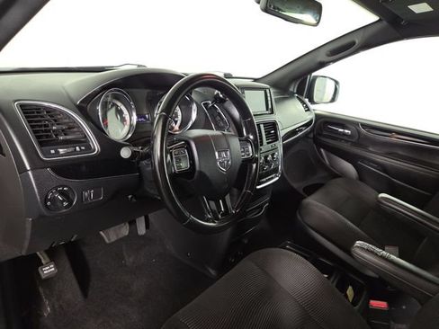 Used 2020 Dodge Grand Caravan SE FWD image 14