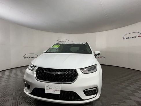 Used 2023 Chrysler Pacifica Touring-L image 3