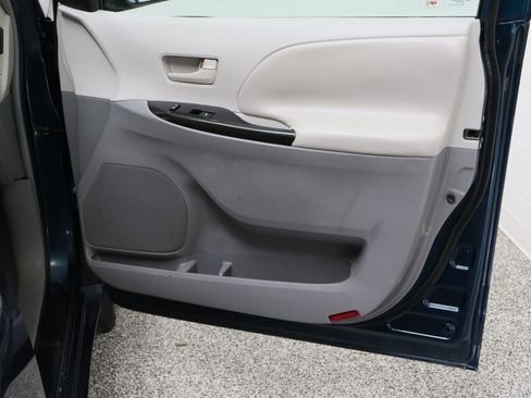 Used 2011 Toyota Sienna LE image 32
