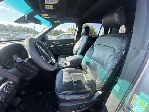 Used 2017 Ford Explorer Limited w/ Equipment Group 301A AWD/4WD image 3
