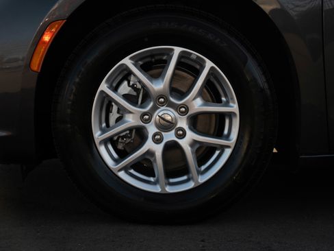 Used 2023 Chrysler Pacifica Touring-L image 12