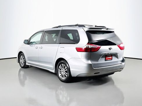 Used 2020 Toyota Sienna XLE image 3