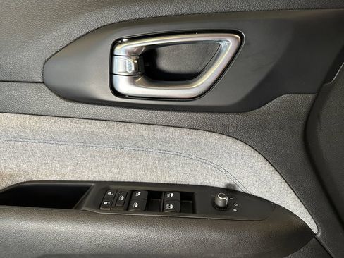 Used 2025 Jeep Compass Latitude AWD/4WD image 19
