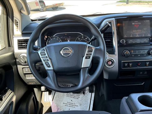 Used 2021 Nissan Titan SV image 6