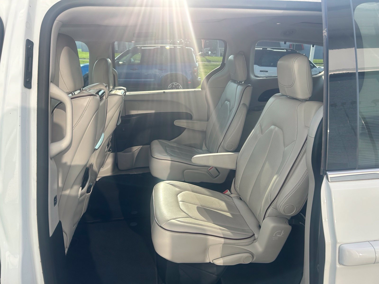 Used 2017 Chrysler Pacifica Limited w/ UConnect Theater Package FWD image 13