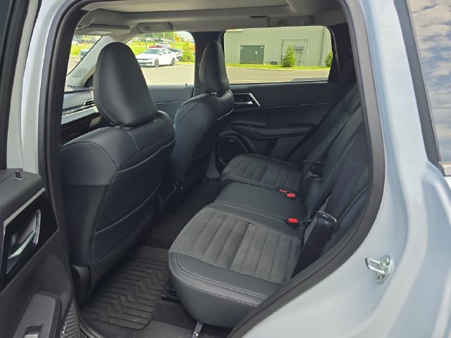 Used 2025 Mitsubishi Outlander AWD image 10