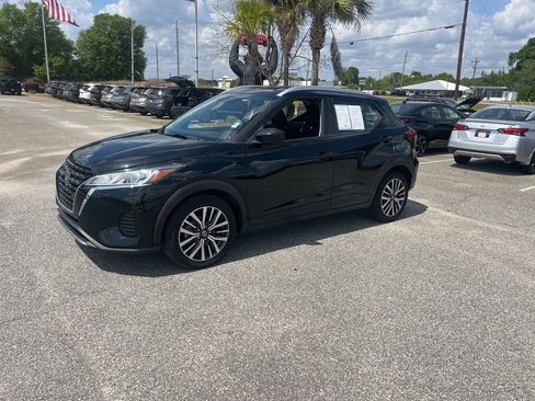 Used 2021 Nissan Kicks SV image 3
