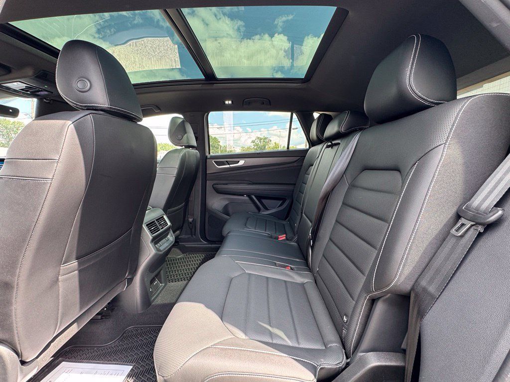 Certified 2024 Volkswagen Atlas Cross Sport SEL R-Line AWD/4WD image 8
