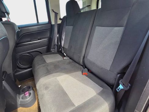 Used 2017 Jeep Patriot Latitude FWD image 12
