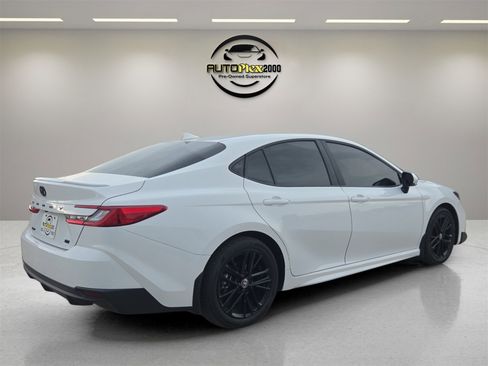 Used 2025 Toyota Camry SE image 7