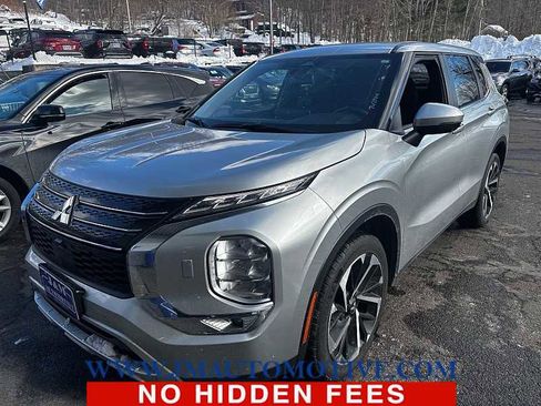 Used 2024 Mitsubishi Outlander SE image 1