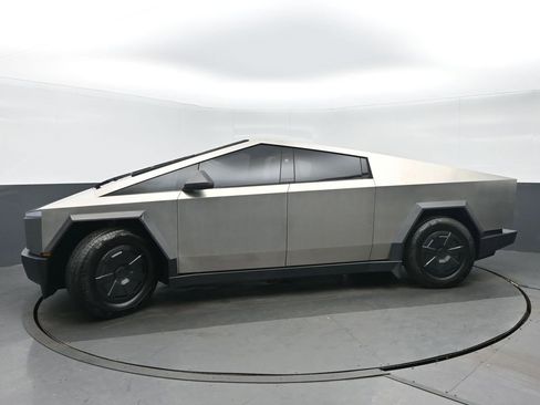 Used 2024 Tesla Cybertruck AWD Crew Cab image 6