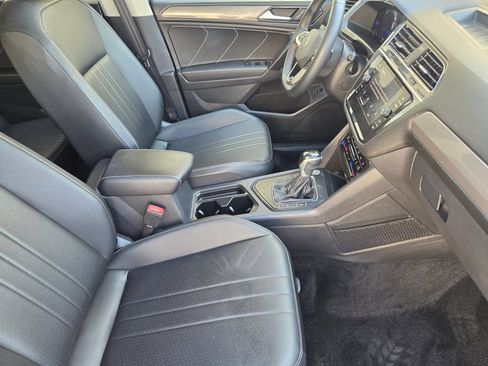 Used 2023 Volkswagen Tiguan SE w/ Panoramic Sunroof Package FWD image 12