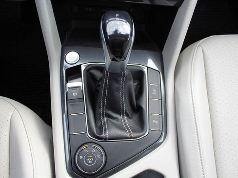 Used 2022 Volkswagen Tiguan SE R-Line image 15