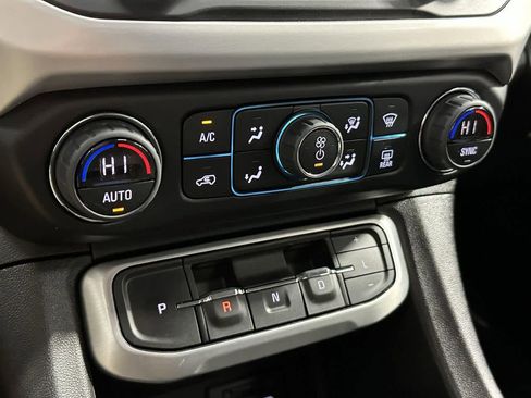 Used 2023 GMC Acadia SLT image 19