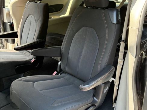 Used 2020 Chrysler Pacifica Touring FWD image 18