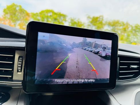 Used 2022 Ford Explorer XLT image 21