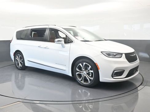 Used 2024 Chrysler Pacifica Pinnacle image 8