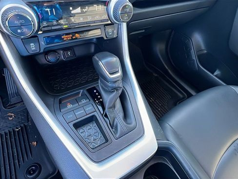 Used 2020 Toyota RAV4 XLE Premium image 28