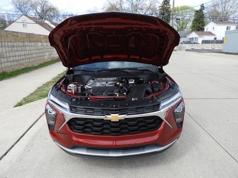 Used 2025 Chevrolet Trax LS w/ LS Convenience Package FWD image 39