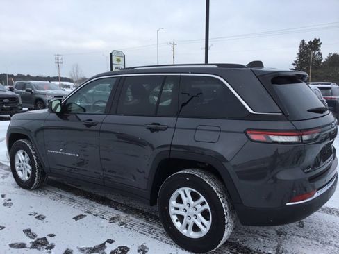 Used 2023 Jeep Grand Cherokee Laredo image 3