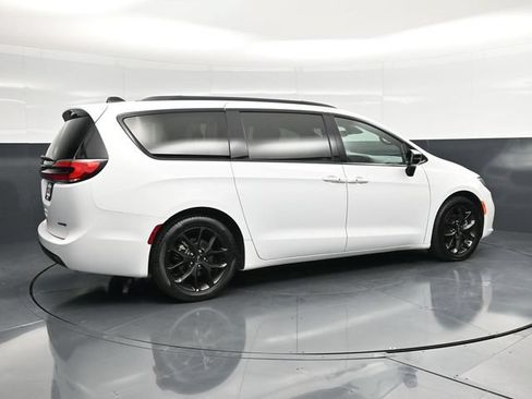 Used 2025 Chrysler Pacifica Limited FWD image 2